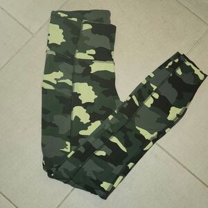 Lulu fast and free HR crop 23"